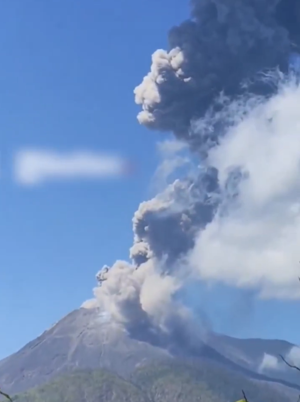 TheInsiderPaper's tweet photo. Indonesia volcano erupts https://t.co/oKgzGwLvL8 https://t.co/vR65YwYXG5