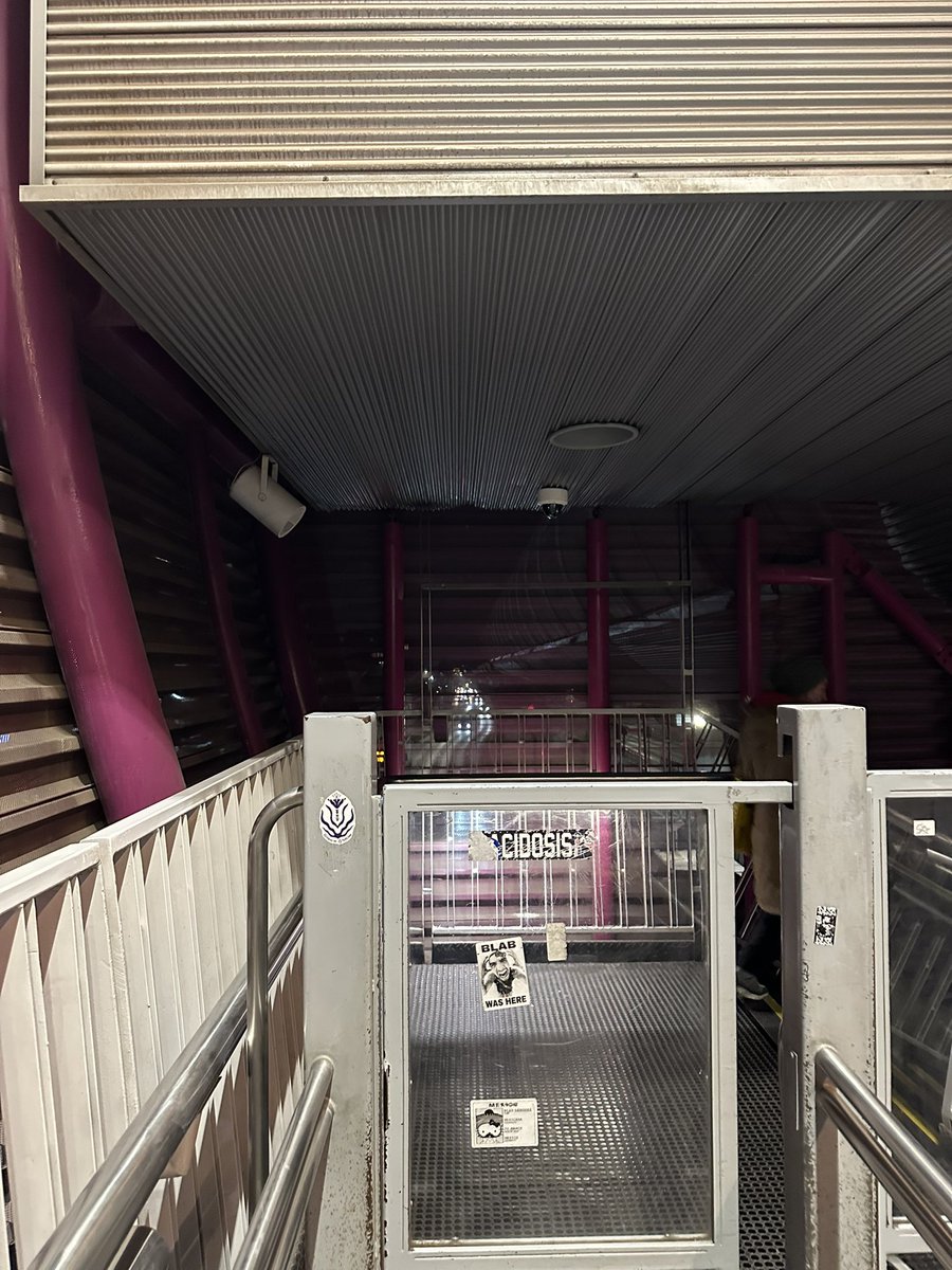 PaRodriguezM's tweet photo. @metrodesantiago Estimados favor reemplazar la luminaria dañada de la salida  del anden Plaza de Puente Alto en la Estación San José De La Estrella L4. Lleva semanas defectuosa. (Está mas oscuro de lo que se aprecia en la foto) https://t.co/m5eK6KtmhJ