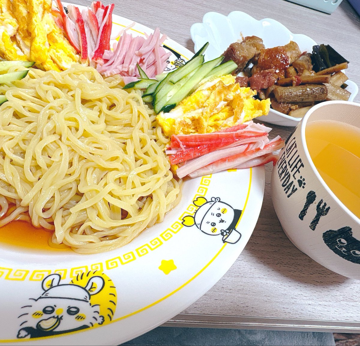 _Risa________'s tweet photo. ⠀ ⠀ ⠀ ⠀ ⠀ 
昨日ご飯食べるの忘れていたから今日は
いっぱい食べる。( ˙༥˙ )🍴

（奥のお肉と牛蒡と梅と昆布煮たのすき）
 ⠀ ⠀ ⠀ ⠀ ⠀ ⠀ https://t.co/22lOYKsx8d