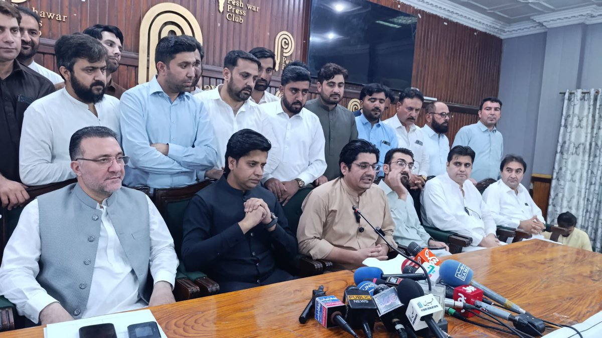 IDFKPOfficial's tweet photo. پیٹرن اِن چیف انصاف ڈاکٹرز فورم عمران خان کی تشویشناک صحت کی صورتحال پر انصاف ڈاکٹرز فورم خیبرپختونخوا کی اہم پریس کانفرنس؛ وزیرِ اطلاعات شفیع جان ( @ShafiJanPTI )، وزیرِ صحت خلیق الرحمان، سابقہ صوبائی صدر ڈاکٹر نبی جان آفریدی ( @DrNabiJanIDF )، مرکزی صدر ڈاکٹر مُدیر خان وزیر ( @DrMudirKhanIDF ) اور سینئر ڈاکٹرز  کی بڑی تعداد میں شرکت۔

#ImranKhanRightToTreatment #InsafDoctorsForumKP #ImranKhanDeniedMedicalAccess