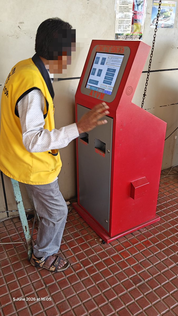 vivek_bora's tweet photo. @RailwaySeva @RailMinIndia
SBC Station 
Person at the metro side vending machine is discriminating to north indian people. I went to take platform ticket and the person keep on giving other people ticket.

I want you to take stringent action against such behavor. https://t.co/rYnLolCPqe