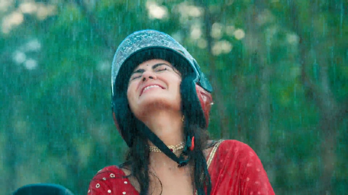 ishu_tales's tweet photo. In the same 🌧️ moment, we have Appu experiencing pure euphoria &amp; freedom, as the 🌧️ represents life and happiness from her toxic past life shackles. Meanwhile, Rakshit is right there, completely broken.💔

#TumDenaSaathMera #aprakshi #tisha #aparajita #rakshit https://t.co/4BlsGZIkPU