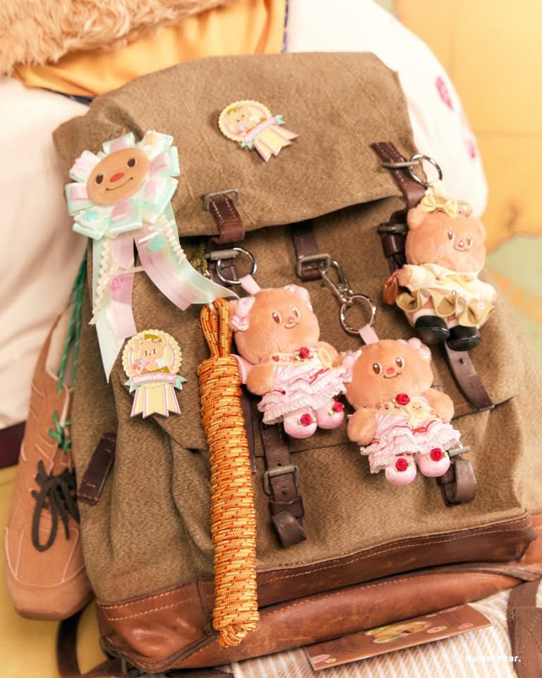 Butterbear_Fans's tweet photo. [🧸] #วันนี้น้องเนยขายอะไร

ยังไม่ขายวันนี้ เจอกันที่แฟมมีตค่า🫶🥰

[🧸]©️FB : https://t.co/9pPFEuXq5O (1/2)

มาจัดกระเป๋าไปเข้าค่ายกันดีกว่าค่ะ ⛺🎒✨
อันนี้ก็จำเป็น อันนั้นก็ขาดไม่ได้
โอ๊ะ… แล้วน้อง ๆ ก็ต้องพกไปด้วยย 🧸💛

รู้ตัวอีกที น้องเนยขนของเต็มกระเป๋าเลยค่ะะ 👀
หนักจังเลยย แบบนี้ถือว่าเอาไปเยอะเกินมั้ยคะเนี่ย~ ✨

Packing for camp timeee ⛺💫
Butterbear might have packed a little too many cute things already 🧸🎒💛

📍 Union Hall, Union Mall
🗓 June 13, 2026

แจ้งรายละเอียดการจำหน่ายสินค้า ณ หน้างาน
Merchandise Sales Information 🏕️

• ผู้มีบัตรเข้าชมการแสดง หรือบัตร Live Streaming
ซื้อสินค้าได้ตั้งแต่ 11.00 - 22.00 น.
Customers with a show ticket or Live Streaming ticket: 11:00 AM - 10:00 PM

• ลูกค้าทั่วไป
ซื้อสินค้าได้ตั้งแต่ 17.00 - 22.00 น.
General customers: 5:00 PM - 10:00 PM

Remark / หมายเหตุ 📌
• จำกัด 5 ชิ้น ต่อรายการสินค้า หลัง 17.00 น. เป็นต้นไป ไม่จำกัดจำนวน
limited to 5 items per SKU; after 5:00 PM, no purchase limit

🧸 รายได้ส่วนหนึ่งจะนำไปบริจาคให้กับมูลนิธิศิริราช
A portion of proceeds will be donated to Siriraj Foundation 💛

#แคมป์ปิ้งกับน้องเนย #2026ButterbearCampingClub #ด้อมน้องเนย #Butterbear
