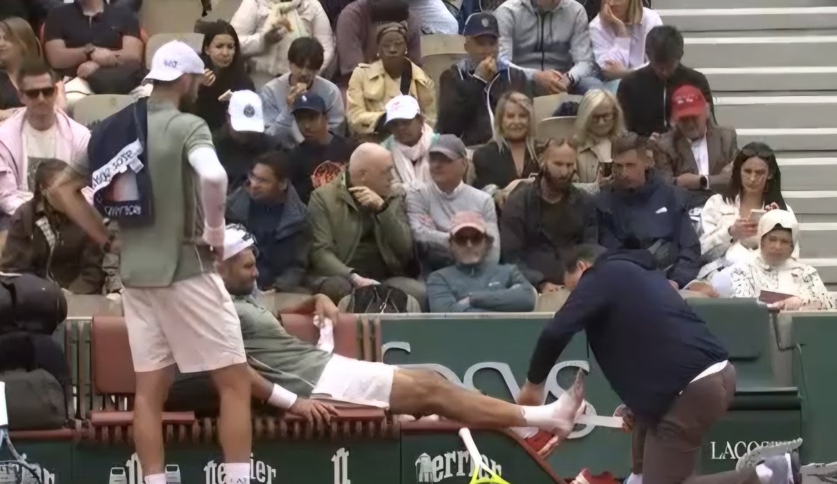 DropShot2026's tweet photo. GS @rolandgarros SF
Curiosa la imagen que se ha producido en el encuentro entre 🇪🇦 Marcel Granollers / 🇦🇷 Horacio Zeballos frente a 🇮🇹 Simone Bolelli / 🇮🇹 Andrea Vavassori.
Con 4-3 a favor de los italianos Bolelli ha solicitado un tiempo médico para que le vendaran su tobillo derecho. El Cebolla mientras tanto ha aprovechado a hacer esto con su raqueta.