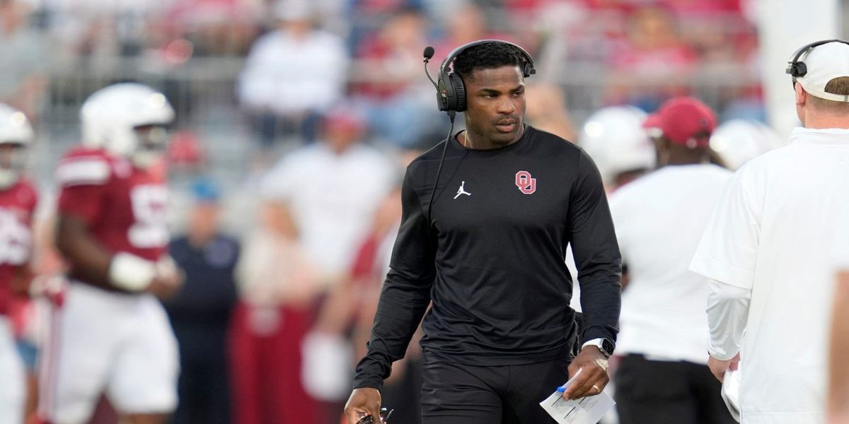 TheChiefsWire's tweet photo. Chiefs RB Coach DeMarco Murray discusses his philosophy for players

📸 BRYAN TERRY/THE OKLAHOMAN, BRYAN TERRY/THE OKLAHOMAN / USA TODAY NETWORK https://t.co/8kOWOL1MP0 https://t.co/tcPiSBdi7y