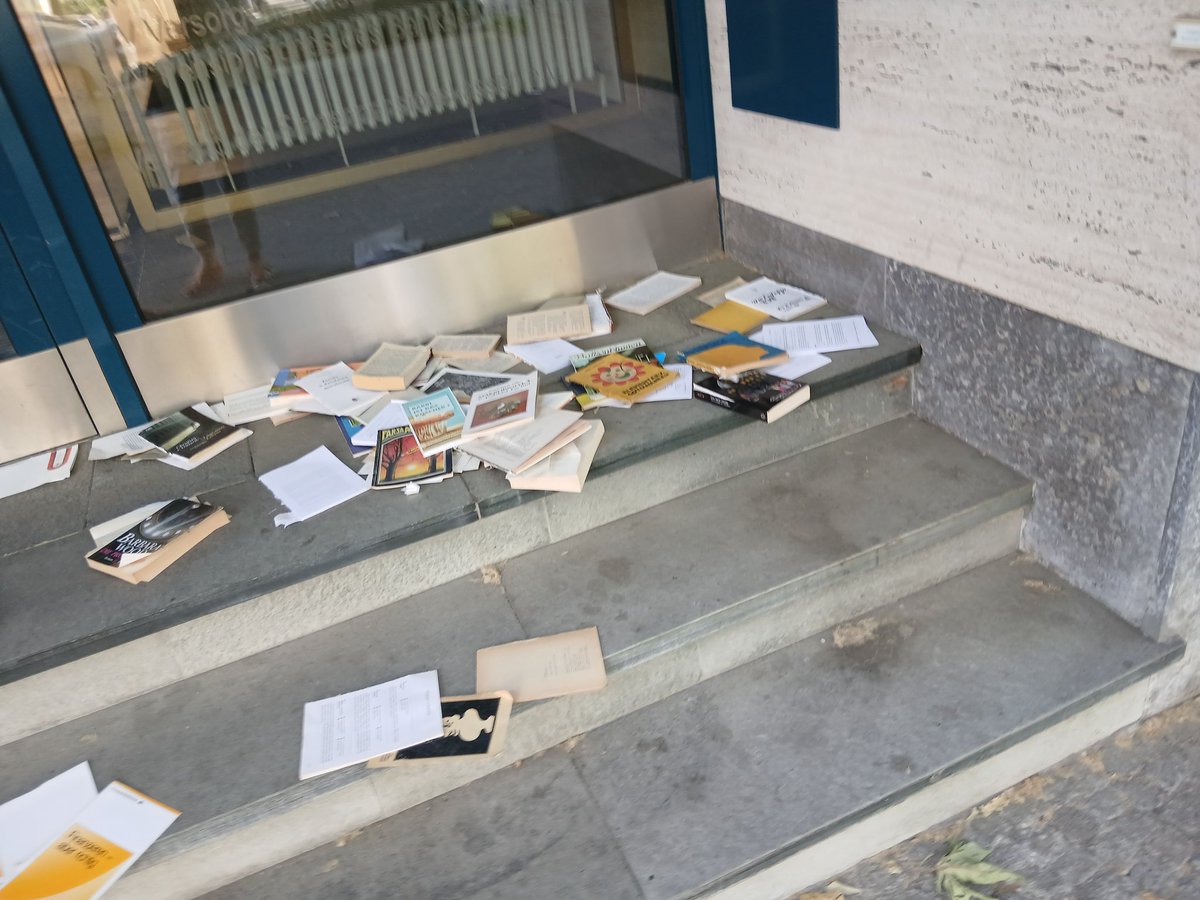 AnneBruns13's tweet photo. Die Buchbox ist auch so symptomatisch. Ursprünglich immer gut gefüllt mit schönen Büchern, sieht wie gerupft aus, seit ein Profi alles abräumt. Unten standen mal Spielzeuge, kleine gut erhaltene Dinge, nun Müll in Tüten. Und seit einiger Zeit kommt auch ein Depp, der Bücher https://t.co/0TyREU3PP8