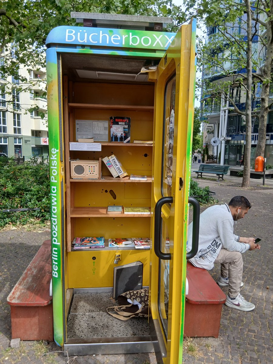 AnneBruns13's tweet photo. Die Buchbox ist auch so symptomatisch. Ursprünglich immer gut gefüllt mit schönen Büchern, sieht wie gerupft aus, seit ein Profi alles abräumt. Unten standen mal Spielzeuge, kleine gut erhaltene Dinge, nun Müll in Tüten. Und seit einiger Zeit kommt auch ein Depp, der Bücher https://t.co/0TyREU3PP8