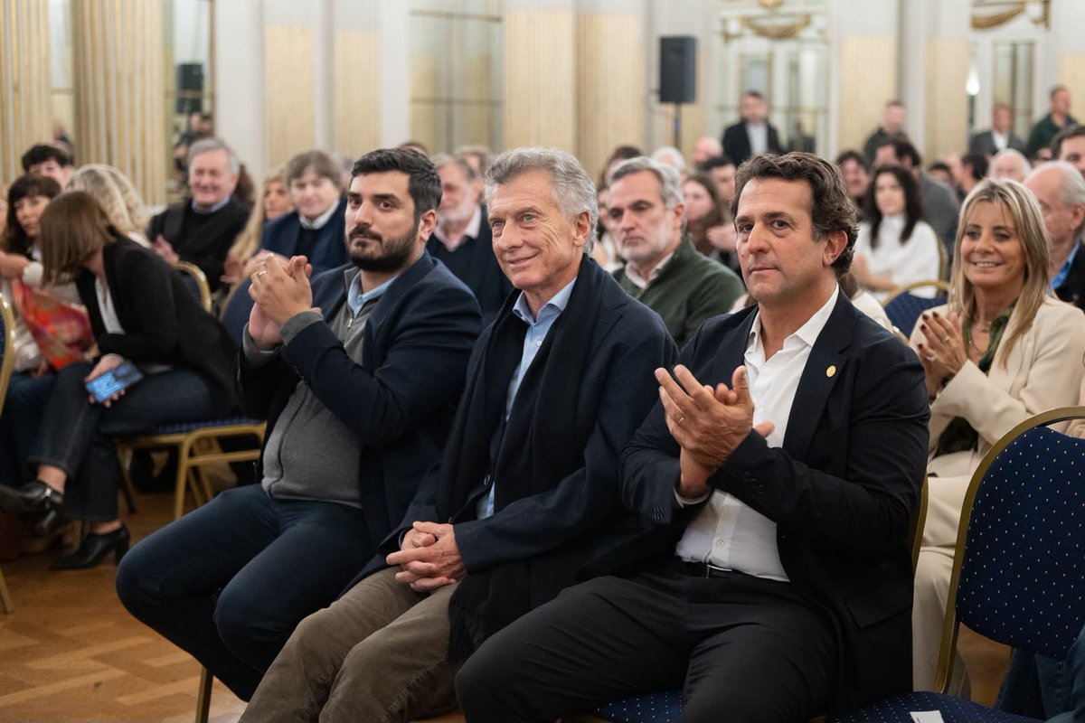 GlizePato's tweet photo. La jornada contó con la presencia del presidente del PRO y ex presidente de la Nación, Mauricio Macri, quien además integró el equipo argentino campeón de la categoría Senior. Lindo y merecido reconocimiento a quienes  llevaron a la Argentina a lo más alto del certamen. ♠️🇦🇷 https://t.co/i62RybOnjC