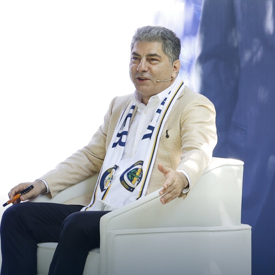 TekYolFener's tweet photo. Hakan Safi: "Neydi Nihat Özdemir'in lakabı? Ona güzel bir lakap taktık. Arkadaşlar hatırlıyor musunuz? Ceketsiz! Ceketsiz gölge adam. Ne demek ceketsiz gölge adam? Hesapları kitapları farklı arkadaşlar. Oğlunu oraya koyuyor, kendisi yok." https://t.co/cvYycMyW3e