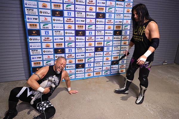 njpw1972's tweet photo. 東郷「（※みょんみょんを抱えて）これな、もう俺のもんだよ。もうあいつの元に帰りたくねえつってんだよ。今日も帰ったらよ、風呂に入れねえとな」

佐々木「風呂に入れるんすか!?」

豹「（※デスペラードとコメントブースにやって来て）マジふざけんなよ！」

全文
https://t.co/S39soqXkwP https://t.co/zSA5Ge0JOL