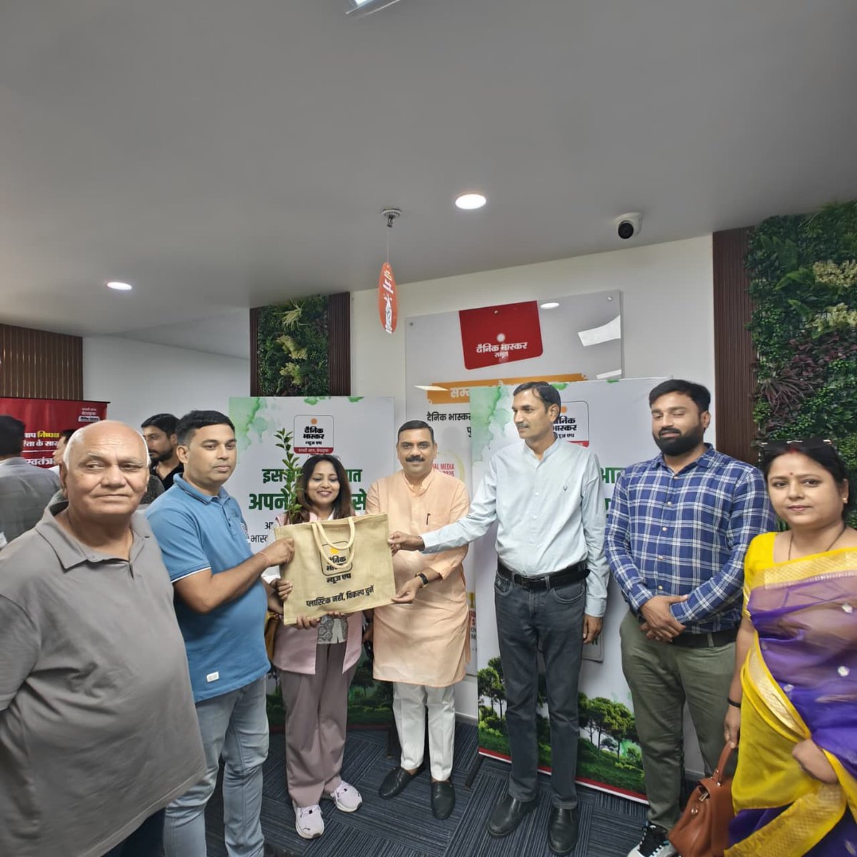 SantoshSLive's tweet photo. विश्व पर्यावरण दिवस पर दैनिक भास्कर डिजिटल लखनऊ ऑफिस में पौधे बांटे गए। इस अवसर पर स्टेट एडिटर मोहन बागवान सर और अन्य गणमान्य लोगों की मौजूदगी में मुझे भी एक पौधा भेंट स्वरूप प्रदान किया गया। आप भी एक पौधा जरूर लगाएं। https://t.co/ZoKkJtWgFb