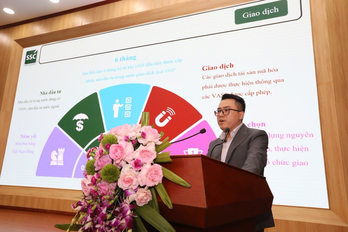 5phutcrypto_'s tweet photo. 🇻🇳NÓNG: Hold crypto ở sàn quốc tế sẽ không bị phạt #5PC 

Theo ông Tô Trần Hòa (UBCKNN), nhà đầu tư không bắt buộc phải gom hết tài sản mã hóa về sàn trong nước. Chỉ cần không phát sinh giao dịch, AE có thể để trên sàn quốc tế thoải mái.

Một số ý quan trọng khác:

1️⃣ Sau 6 tháng kể từ khi sàn đầu tiên được cấp phép, mọi giao dịch bắt buộc phải thực hiện qua sàn cấp phép.

2️⃣ Với NĐT trong nước, chỉ ai đã có sẵn coin mới được tham gia thí điểm. Người mới chưa được mở tài khoản trong giai đoạn này. 

3️⃣ Mọi đồng coin (như BTC, ETH, USDT, USDC) đều được niêm yết, mua bán bằng VNĐ

4️⃣ Ủy ban Chứng khoán cũng đang nghiên cứu thêm về các sản phẩm mới như vay margin, phái sinh tài sản futures.

5️⃣ Sàn có toàn quyền tự chọn coin nào để niêm yết, nhưng phải có quy trình, tiêu chí rõ ràng và công khai đầy đủ cho NĐT.

Tất cả điểm trên đều đã được 5PC trình bày trong bài viết Những điểm cần nắm trong luật crypto Việt Nam 2026.

Vậy là việc AE có thể hold crypto ở sàn nước ngoài hoặc ví cá nhân đã được xác nhận nha!
