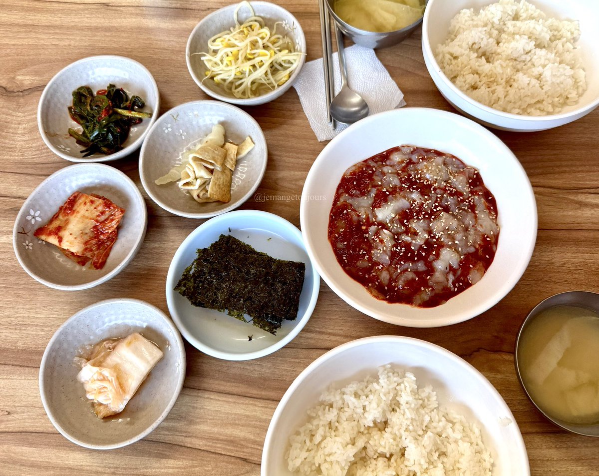 jemangetoujours's tweet photo. 목포 장터식당 
꽃게살 (2인) 

게껍질을 발라낸 순살(?) 꽃게살 무침. 한 접시가 2인분이고 참기름 밥이 기본으로 같이 나옴. 참기름 뿌려진 밥이랑 비벼서 김에 싸먹으면 짱 행복. 일반적으로 생각하는 양념게장보다는 덜 매운 편 https://t.co/qJuwiHK2AA