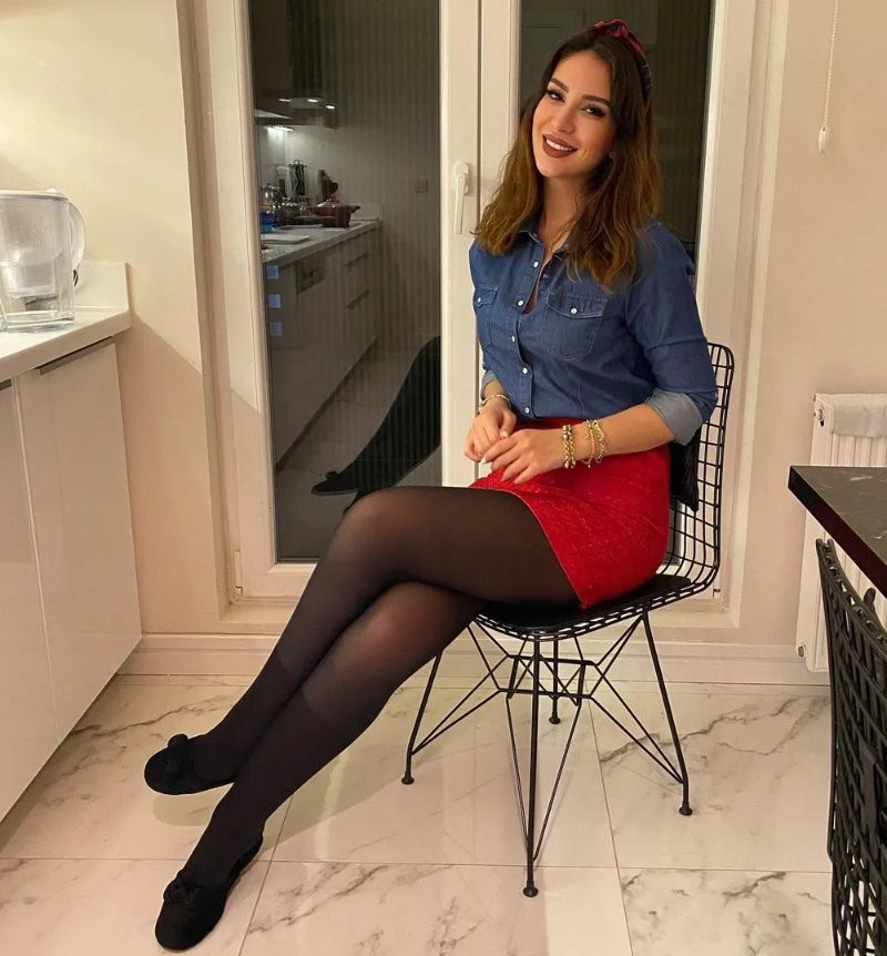 AmateursInHose's tweet photo. Red miniskirt, flats and black #pantyhose. https://t.co/1EaTll14f9