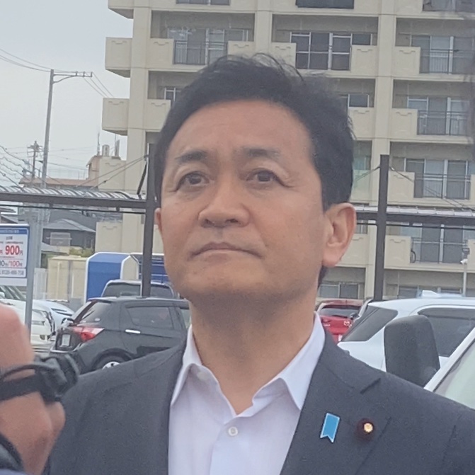 sho_nishikawa_'s tweet photo. 玉木師匠、桑名駅お疲れさまでした。雨の中でも足を止める人が多くて、関心の高さを感じました。写真もありがとうございました。

やっぱり街頭は強いです。直接伝えるからこそ人の心が動くんだと思います。

三重で仲間を増やす挑戦、楽しみです。地道な積み重ねが一番効きます。 https://t.co/KNhiatM2IH