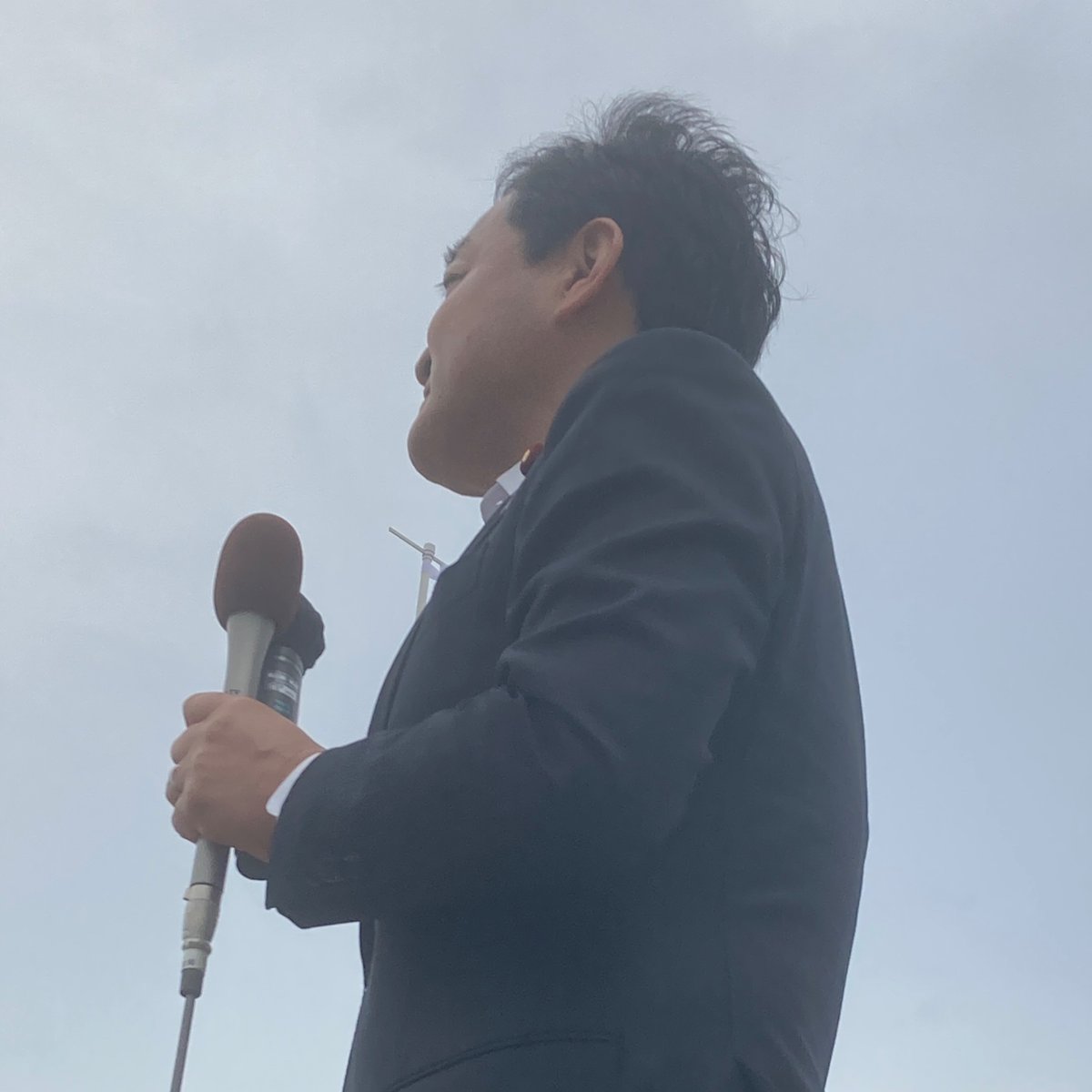 sho_nishikawa_'s tweet photo. 玉木師匠、桑名駅お疲れさまでした。雨の中でも足を止める人が多くて、関心の高さを感じました。写真もありがとうございました。

やっぱり街頭は強いです。直接伝えるからこそ人の心が動くんだと思います。

三重で仲間を増やす挑戦、楽しみです。地道な積み重ねが一番効きます。 https://t.co/KNhiatM2IH