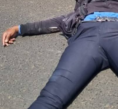 AbdulahiAdan10's tweet photo. You can imagine receiving a call your husband alienda kazini is no more 😢😢

Yani ukiwa uhai every minute shukuru Mungu.

This has happened hapa Westy near Sallam. A police officer on motorbike amegongwa and died on spot 😢😢

With him were two guns and walkie talkie. You can tell he was actively on duty.