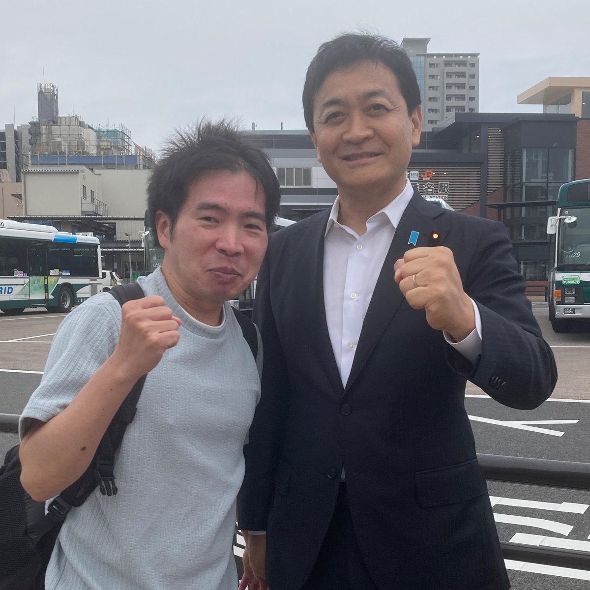 sho_nishikawa_'s tweet photo. 玉木師匠、桑名駅お疲れさまでした。雨の中でも足を止める人が多くて、関心の高さを感じました。写真もありがとうございました。

やっぱり街頭は強いです。直接伝えるからこそ人の心が動くんだと思います。

三重で仲間を増やす挑戦、楽しみです。地道な積み重ねが一番効きます。 https://t.co/KNhiatM2IH