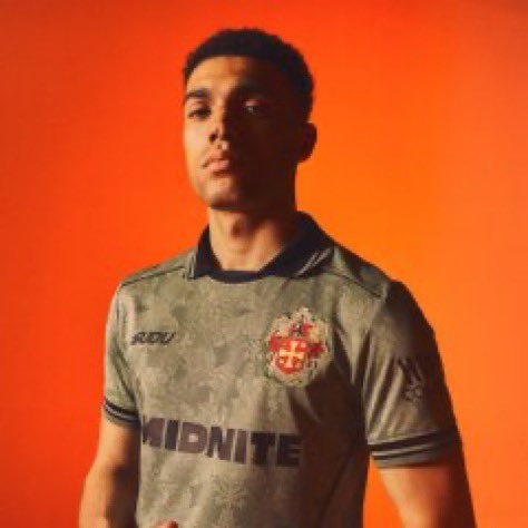 WolvesTurkey's tweet photo. 2026/27 Wolverhampton Wanderers İç Saha Kaleci forması.

Göz alıcı Mersin yeşili ve siyah palet, özel 150. yıl dönümü Şehir Arması grafiğinin arka planını oluşturuyor.

🧡🖤 | wwfc https://t.co/X8cYvpeMtF
