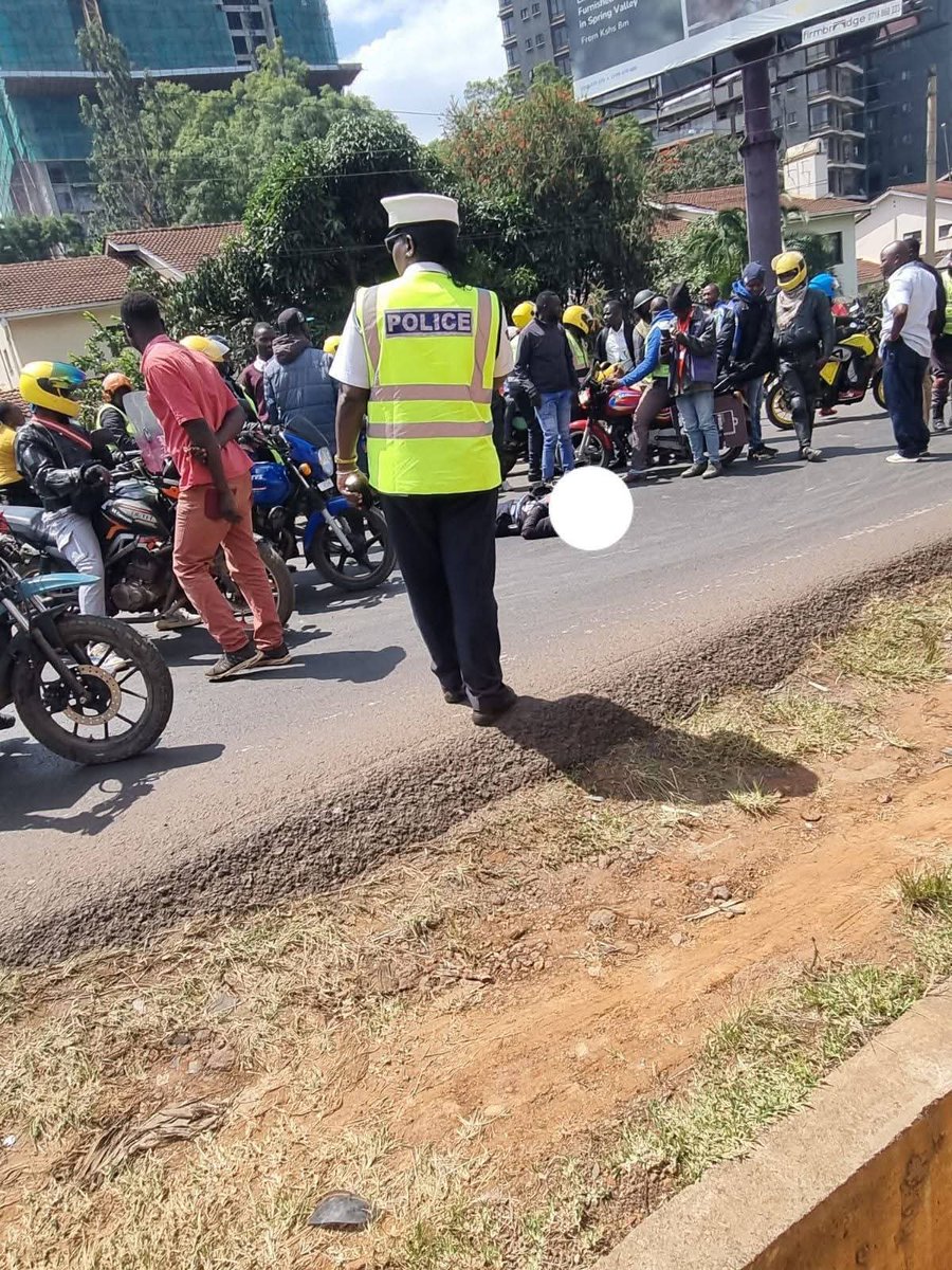 AbdulahiAdan10's tweet photo. You can imagine receiving a call your husband alienda kazini is no more 😢😢

Yani ukiwa uhai every minute shukuru Mungu.

This has happened hapa Westy near Sallam. A police officer on motorbike amegongwa and died on spot 😢😢

With him were two guns and walkie talkie. You can tell he was actively on duty.