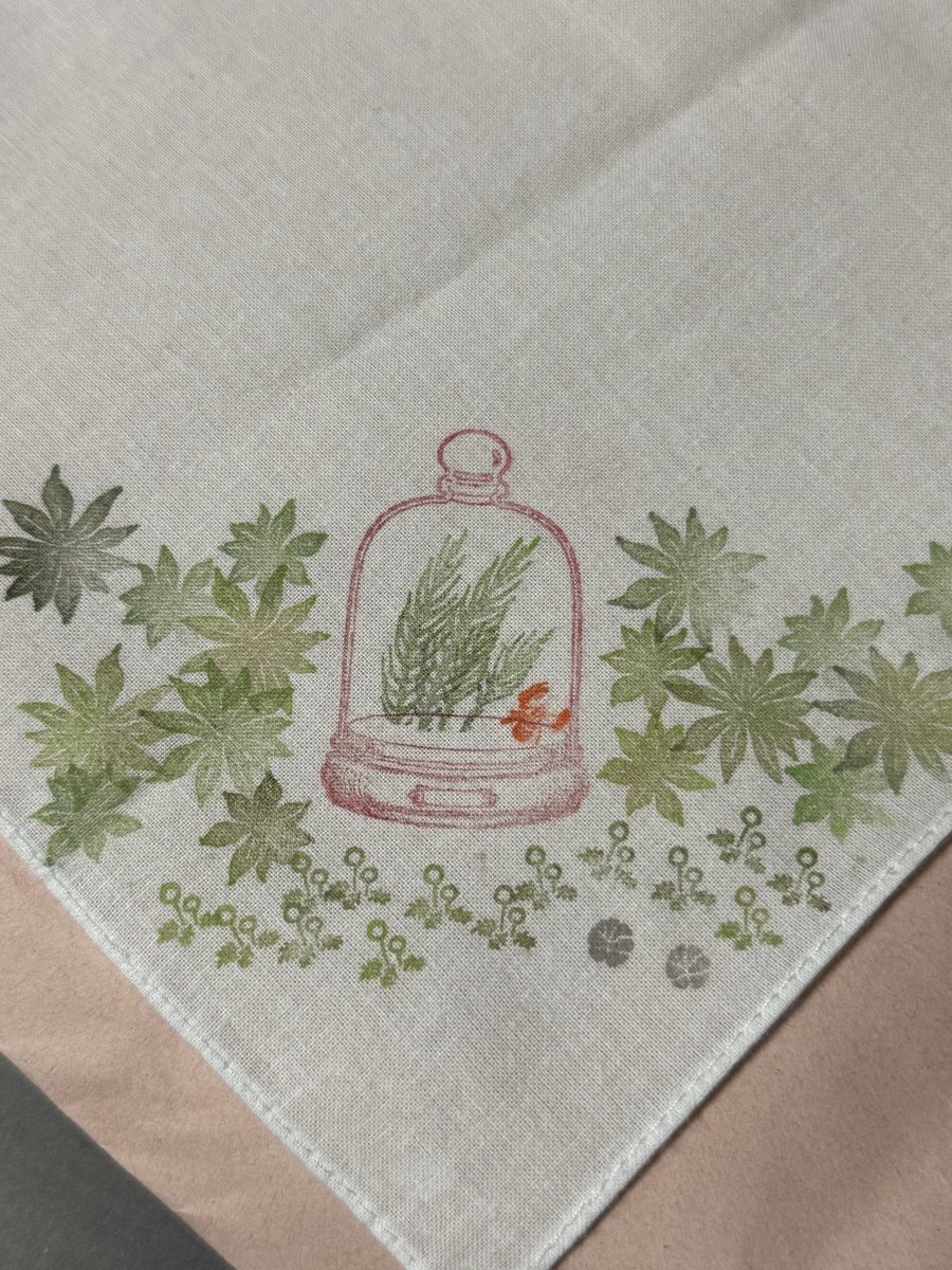 kokemakichan's tweet photo. 苔祭り、とっても楽しいイベントでバスの時間さえければずっといたかった……

苔スタンプによるハンカチの作品はこちら。
まさかここでスタンプアドバイザーの腕を見せることになるとは（笑）

#苔祭り
#苔の縁日 https://t.co/b3OZaWMdLt