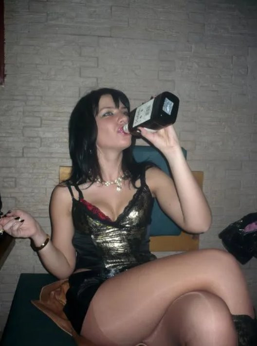AmateursInHose's tweet photo. Enjoying a drink in her minidress and shiny #pantyhose. https://t.co/8wfgUUbb9n
