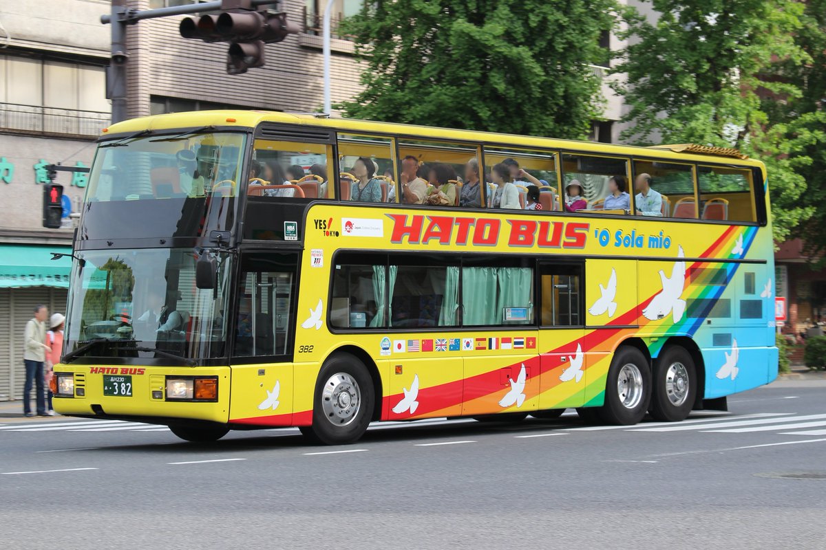 kh52143's tweet photo. 10年程前、今や懐かし、はとバス382

堂々たる2階建ての巨体もそうですが、飛び出た補助テールランプも魅力でした
同じくU-規制の有名個体、関東バスB3008はこの頃で既に動態保存。都内で常日頃走り回っている車としては、兄弟381と共に断トツ最古参だったように記憶しています https://t.co/88tUpN29bQ