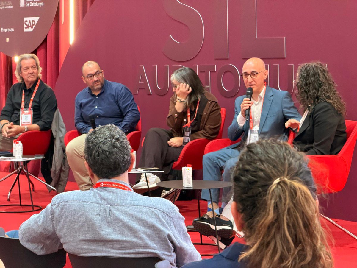 cclopezbcn's tweet photo. Hablando de las salidas profesionales en Logística en el
@SILBarcelona con SEAT, CAMPER y REVLON en el espacio de @barcelonactiva @icil_logistics https://t.co/jxoEUDJMDG