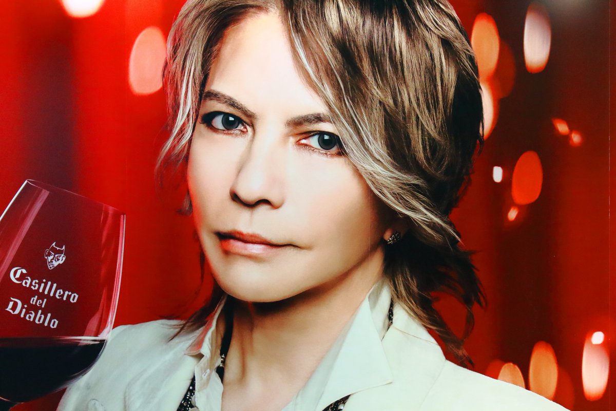 yotayota1020's tweet photo. 【HYDE ワイン広告】

始発頃に一眼レフで撮影！

HYDEさんアップはタテとヨコ両方あり！人を入れずに撮るの大変だと思うので、画像ほしい方は自由に保存して下さい！

#HYDE #悪魔は美味しさの証
#カッシェロデルディアブロ
#盗み飲みされるほどおいしい https://t.co/4TYrulIL4C