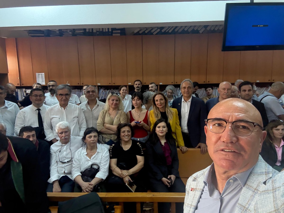 AylinNazliaka's tweet photo. 📍Ankara Adliyesi
İsmail Arı duruşmasını küçücük salonda yapmaya kalktılar. Sığmadık.
Şimdi büyük salona geçiyoruz.
#DayanışmaYaşatır https://t.co/X7TQGD6Iyr