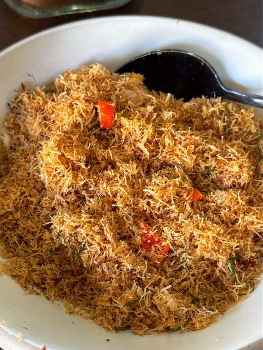 masakpartikelir's tweet photo. Ini namanya Kalio karena belum jadi Rendang

Tekstur dagingnya lembut, ba-minyak, bumbu melimpah, aroma bikin tetangga ngiler, pokoknya gagal diet tambah nasi

Besok pagi akan kuajarin caranya bikin rendang yang praktis dan lezatnya nendang. Saking gampangnya bahkan aku ga butuh kompor 👊

Tips buat plating adalah pakai aja bahan yg ada di sekitarmu/yg kamu punya, could be anything

FYI rendang itu sebenarnya nama metode masak, bukan nama menu tapi sudahlah

Yang bilang daging qurban ga enak = skill issue