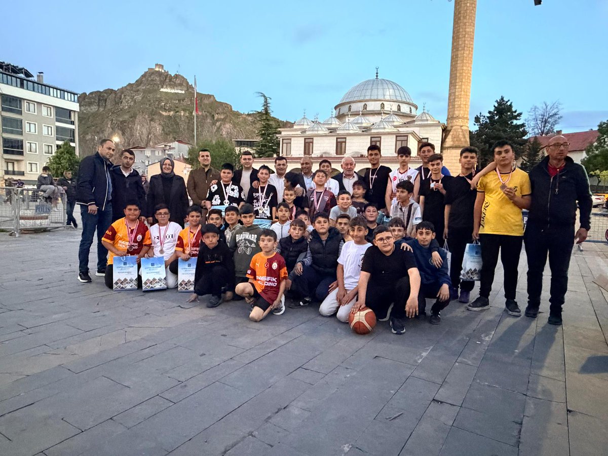 SebinkarahsrMem's tweet photo. Şebinkarahisar Kent Meydanı’nda Hayat Boyu Öğrenme Haftası kapsamında düzenlenen Halk Oyunları Gösterileri ve Sokak Basketbolu Turnuvası Final Programı yoğun katılımla gerçekleştirildi. Kültür ve sporun buluştuğu etkinlikte emeği geçenlere teşekkür ediyoruz.
@tcmeb @Yusuf__Tekin https://t.co/Yor9ouUper