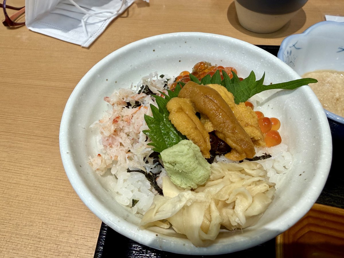 Pleasure7125's tweet photo. 今週の初訪問ランチ
八食センターの米八で
うにホタテハーフ丼
うにズワイガニいくらハーフ丼を頂きました。 https://t.co/LnqBwQtc66