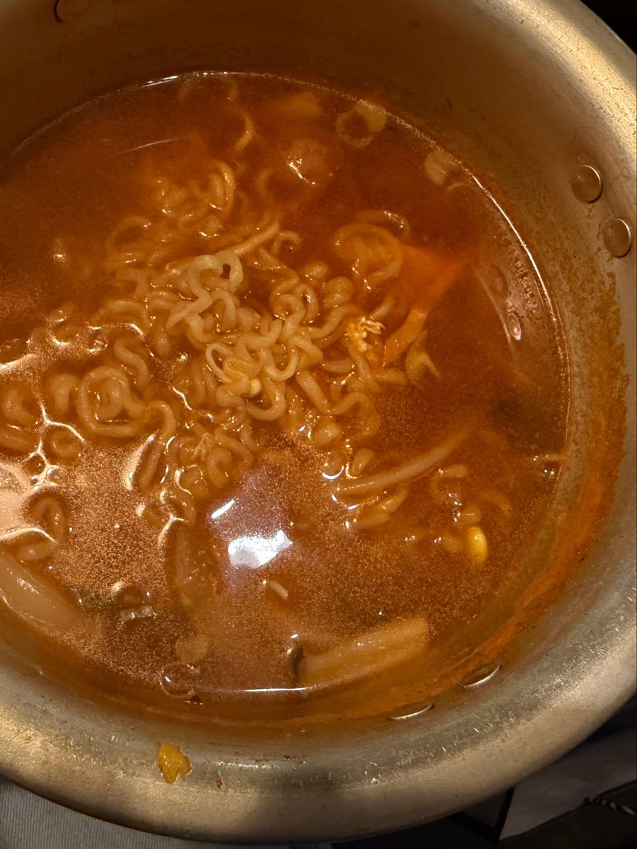 iorimoe_five's tweet photo. とある撮影が終わって、朝からご飯食べてなかったのでスタッフみんなでご飯食べにきたよ！

代理店さんの方が近所の美味しいお店を教えてくれて、辛ラーメンとチャパゲティとチヂミとポーク卵とお米とトッポギ食べたよ！🍜 https://t.co/a8m3UFw9TY