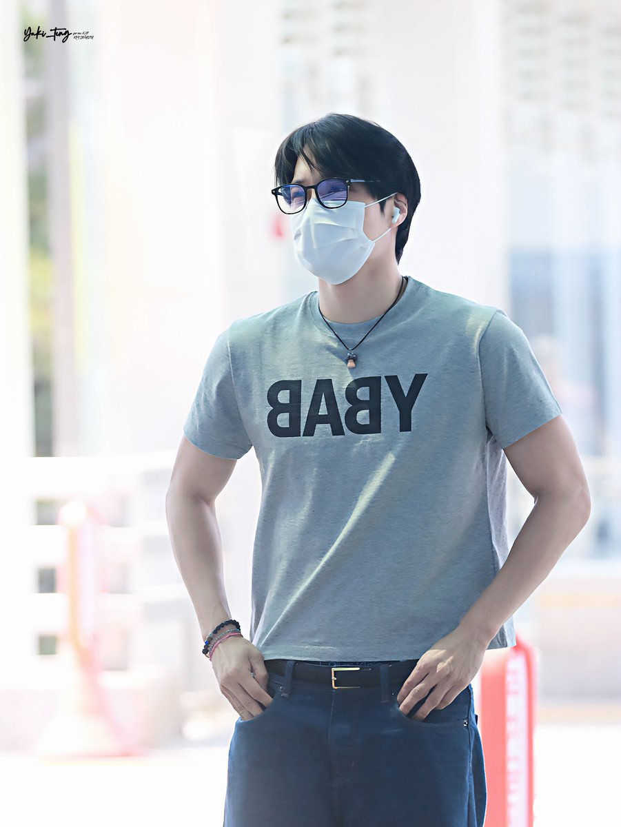 kaiserenade's tweet photo. jongin ALWAYS looks so hot with his grey shirt when heading to jakarta 😮‍💨 https://t.co/bVgEaTHYmC