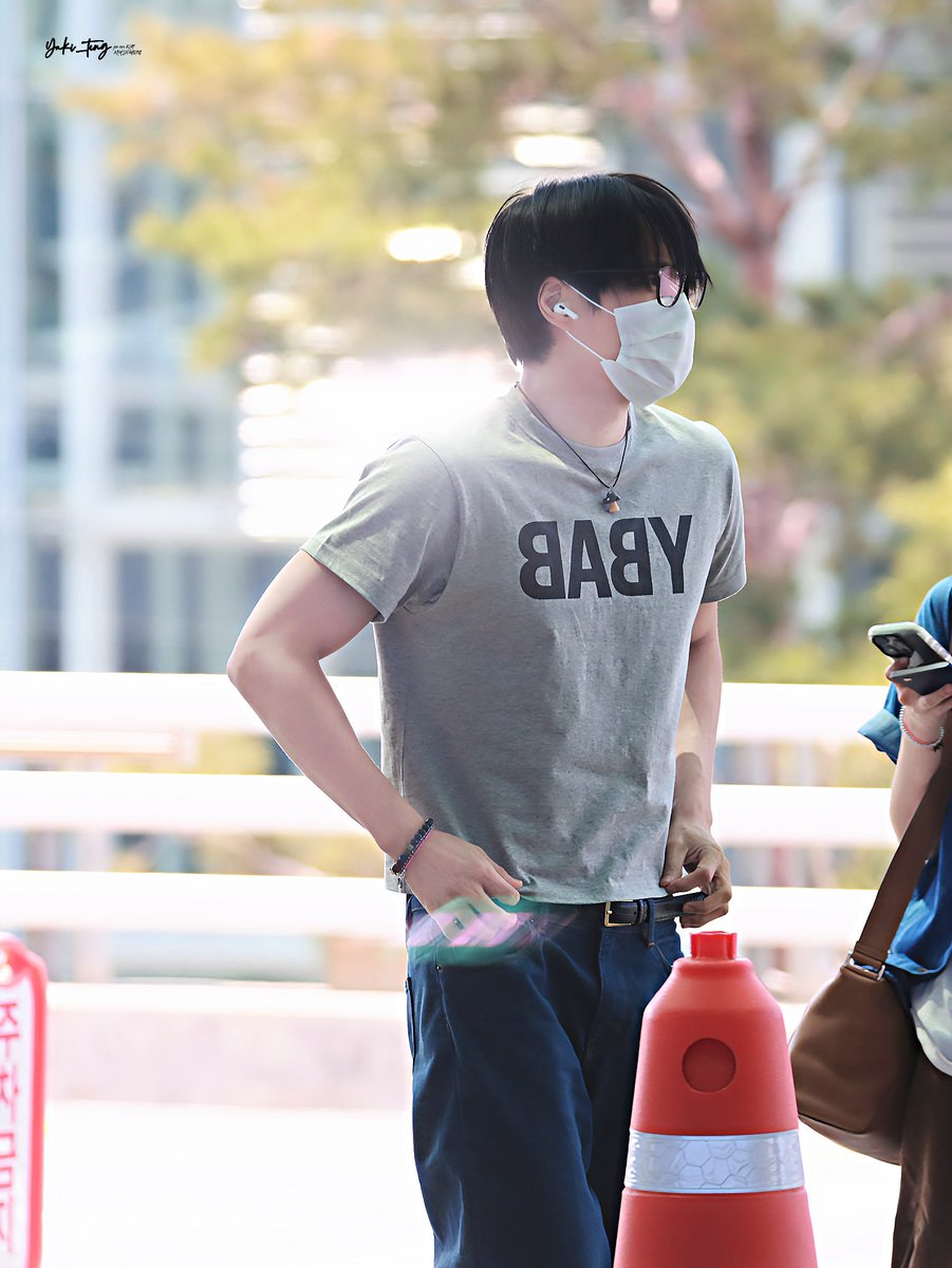 kaiserenade's tweet photo. jongin ALWAYS looks so hot with his grey shirt when heading to jakarta 😮‍💨 https://t.co/bVgEaTHYmC