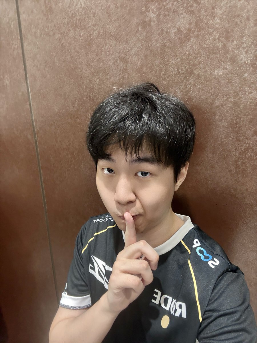 z4crjc's tweet photo. ㅆㅂ나오프너팬인데포켓몬좋아해서블로그정독다했고,옵치도좋아하고부포멘힐이고

미팬처음가서 난 말절기만햇는데 
오프너:말존나똑부러지게잘함

셀카좀찍어달라고손떨면서폰드렸는데너무아이돌처럼포즈척척척해서사진찍어주셔서진짜개함박웃음지으면서나왔고내시간돈노력이전혀아깝지않음진짜개좋아 https://t.co/qYwV0b2DK2