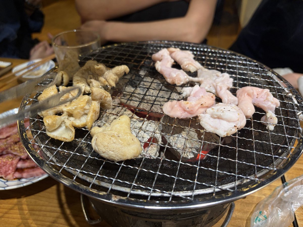azukingoo's tweet photo. 熊谷のホルモン焼肉MINI MINIさんに来ました。

全部うますぎる😳
豚もつでこんなに新鮮なのはじめて。
白もつもレバーもとろけるぅ😂 https://t.co/N7gMyUJLJb