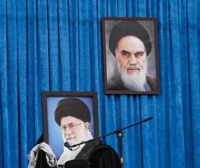 KansasBarret's tweet photo. گفته بود به معترض‌ها شلیک نکن، گوش ندادی؛ یه جوری خاندانت رو گایید که مجبورن میکروفون جلو عکست بذارن. https://t.co/YKS8EMNBjk