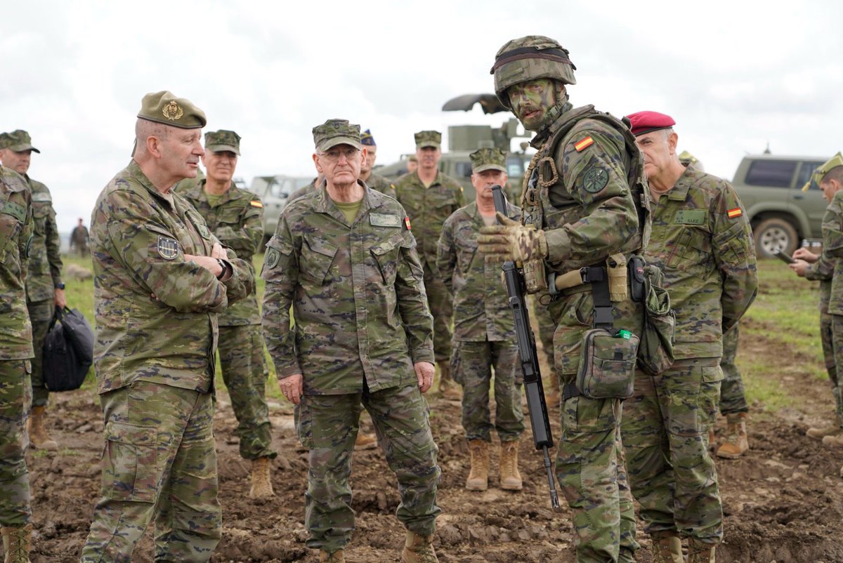 EMADmde's tweet photo. 🔴El JEMAD, almirante general López Calderón, visita Eslovaquia.
🛜Se ha desplazado hasta el Military Training Area de Lest, donde ha asistido a una demostración de la burbuja 5G, que permite comunicaciones fiables y seguras en zonas de nula o difícil cobertura.
🤝Además, se ha reunido con su homólogo eslovaco, el general Miroslav Lorinc.
🇪🇸España lidera la brigada multinacional de la OTAN en Eslovaquia y mantiene una Task Force desplegada permanentemente en la localidad de Lest.
@NATOTFSlovakia