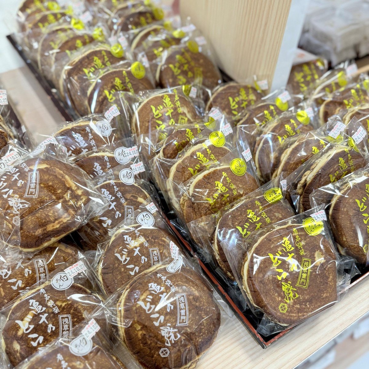 wagashibuyer's tweet photo. #販売情報

さてさて、毎月の特別販売のご案内を、いつも忘れてしまいそうになるのですが、ちょうど別のどら焼きのご紹介の際に、浅草の #亀十 さんの名前が出てきて、そうだ！！と思い出しました次第です。６月のご案内をしていなかったわと。

名古屋高島屋は毎週土曜日に販売しておりまして、オンライン予約を承っていますけれども、それ以外の高島屋では、月に一回あるかないかの販売になります。今月末の6/22～26まで、#日本橋高島屋 での催事販売もございますので、それ以外の店舗の販売日は非常に少なくなります。ご容赦を。

6月7日（日）　新宿高島屋　440個
6月9日（火）　京都高島屋　440個
6月21日（日）　玉川高島屋　280個
6月29日（月）　横浜高島屋　240個

いつも同じ写真なのもつまらないので、2年前の写真を貼ってみる。そして、いつものように、白あんを推します！と、ここでも宣言してみる。（聞き飽きましたよね、ごめんなさい）

もちろん、どちらも美味しいことは言うまでもなく…されど、白あん！！やっぱりね、手亡豆の粒あん（白あん）は、なかなか味わえないんだもの。だって、一般的に白あんは、多くの場合、既にこしあんの状態になっていることが多いのです。こうして、豆の粒を噛み締められる粒あんの状態で味わえるのは、意外と稀少なんですよ。