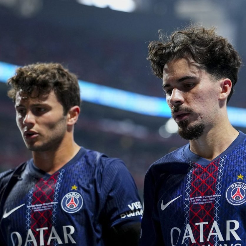 lnstantFoot's tweet photo. 🚨𝗟𝗘 𝗣𝗦𝗚 𝗜𝗡𝗧𝗥𝗔𝗡𝗦𝗜𝗚𝗘𝗔𝗡𝗧 𝗦𝗨𝗥 𝗩𝗜𝗧𝗜𝗡𝗛𝗔 𝗘𝗧 𝗝𝗢𝗔̃𝗢 𝗡𝗘𝗩𝗘𝗦 !

Le club parisien afficherait une totale sérénité et n’envisagerait absolument pas de vendre Vitinha ou João Neves, même pour une offre estimée à 150M€.❌

(@La_SER) https://t.co/ynaOLJglCN