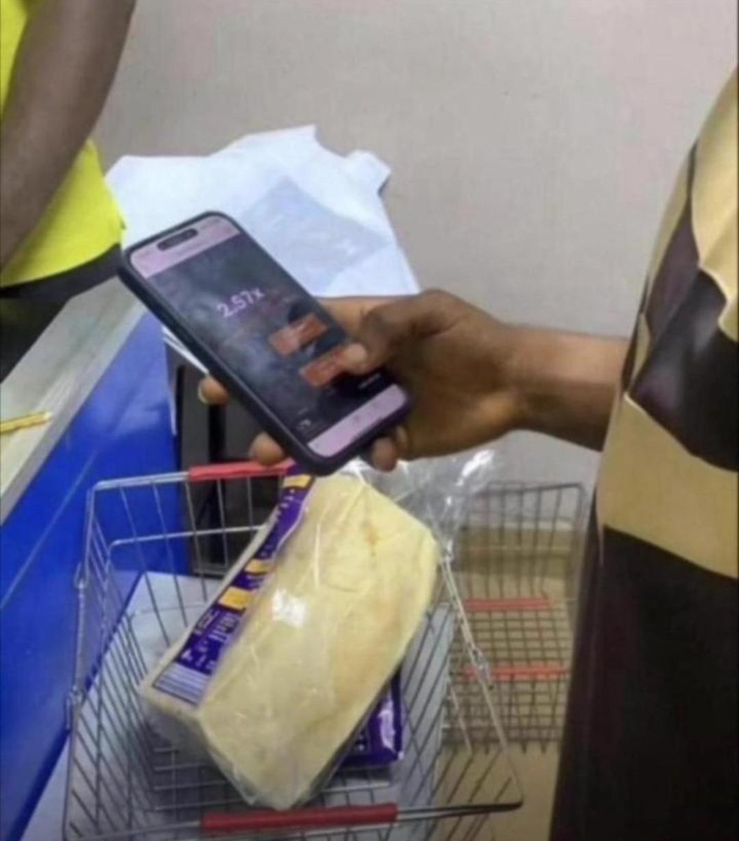 Aaron_Ronn_'s tweet photo. Cashier: Kama huna pesa rudisha mkate kwa shelf.
Me: Tulia kidogo nani alikuambia sina pesa https://t.co/oubaHkBm7K