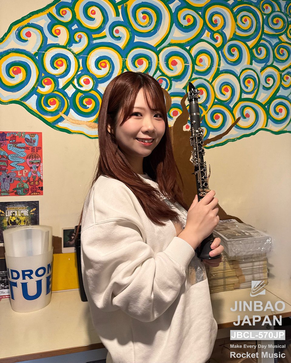 rocketmusic_inc's tweet photo. ✨JINBAO ARTISTS

Akane

小さいけれど、
存在感は抜群。

E♭クラリネットにしか出せない
あのキラッと輝く音色が好きです。

吹奏楽でも、
アンサンブルでも、
バンドのサウンドに彩りを加えてくれる特別な楽器。

JINBAO JAPANオフィシャルアンバサダー
Akaneさんとともに、
E♭クラリネットの魅力をお届けしていきます✨

#Akaneクラリネット
#クラリネット
#JINBAO
#ロケットミュージック
#毎日を音楽でもっとたのしく
🚀