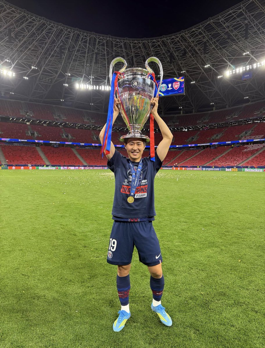 MegaPSG_'s tweet photo. 🚨Lee Kang In 🇰🇷 VEUT QUITTER le PSG et donne sa priorité à l’Atletico ! ✈️

Le PSG pourrait le laisser partir pour environ 30M€, les deux clubs entretiennent une bonne relation. 🤝 (@MatteMoretto pour @RadioMARCA) https://t.co/AbGXwvs4ll