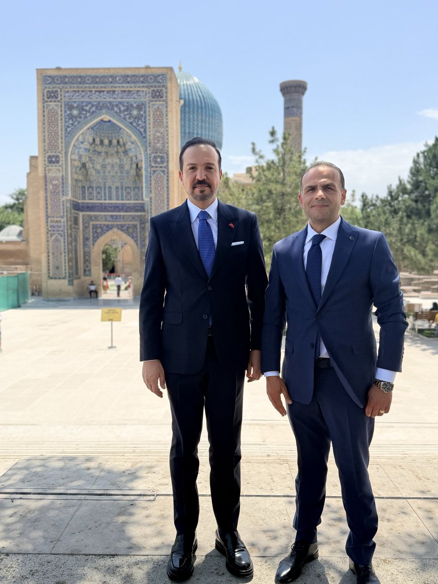 OtanEgemen's tweet photo. Semerkant’ta Emir Timur’un mirası önünde…

Tarih sadece hatırlanacak bir geçmiş değil, geleceğe yön veren bir iradedir.

Aynı aileden, aynı ülküden ve aynı medeniyet tasavvurundan beslenen insanlar için bu topraklar yalnızca bir ziyaret noktası değil bir hafıza ve istikamet merkezidir.

Türk dünyasının ortak hafızası ve ortak ufku için.
Var olsun Büyük Türk Milleti.🇹🇷🇺🇿
#TürkDünyası #Semerkant