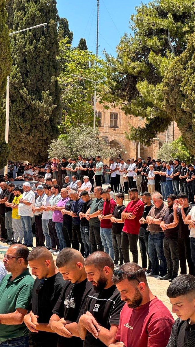 AnasAlSharif0's tweet photo. 📷 صور | نحو 60 ألف مصلِّ أدّوا صلاة الجمعة في رحاب المسجد الأقصى المبارك، رغم التضييقات وعراقيل الاحتلال. https://t.co/VLMhX7JXdv
