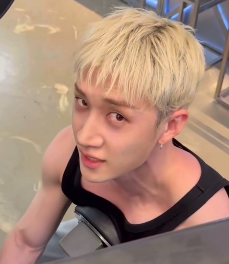 brudochn's tweet photo. That upward gaze he gives is simply devastating to me. IM JUST A GIRL CHAN FUCKK https://t.co/l37lZZ6kJa