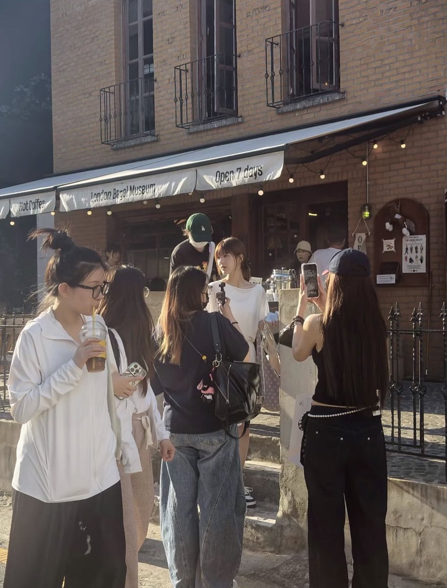 kirirosy520's tweet photo. 조로사 오늘 압구정에서 옷쇼핑하구 런던 베이글 뮤지엄 갓나봥 
스탭들 카메라 든 거 보니까 한국 브이로그 주겟당🫪🫪 https://t.co/S5vj8m6Nfg