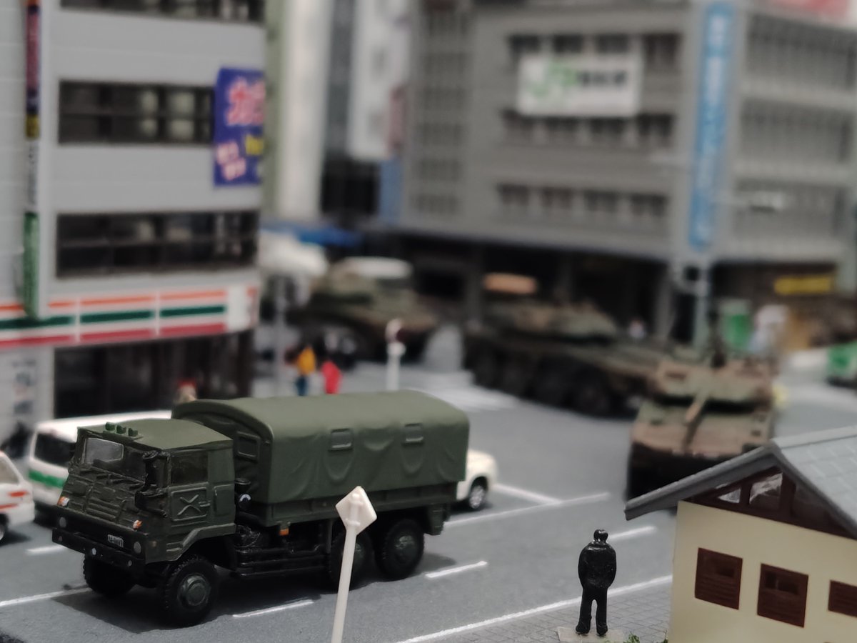 Nekofune_com's tweet photo. 駅前通りを走るMCV小隊
#猫船市の日常 https://t.co/vHkzXfdpGp
